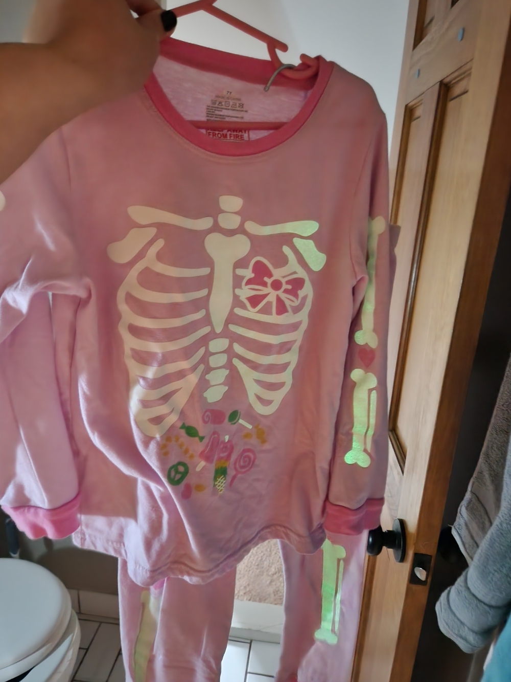 Girls' Pink Skeleton Glow Pajama Set - Picture 4 of 4